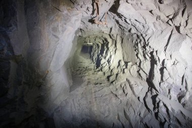 Eski altın madeni yeraltında dikey yükseltme cevheri geçit değirmeni deliği