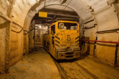 Elektrik lokomotifi yeraltı altın madeni tünelinde.