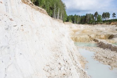 Açık çukur beyaz çin-kil kaolin cevher ocağı maden madencilik teknolojisi mavi su ile