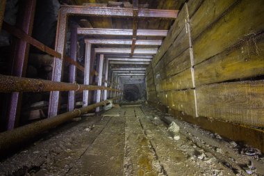 Eski demir madeni yeraltı tüneli çelik kemer ahşap astar