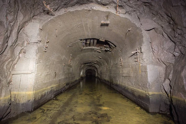 Antigua Mina Mineral Hierro Túnel Subterráneo Inundado Agua Madera — Foto de Stock