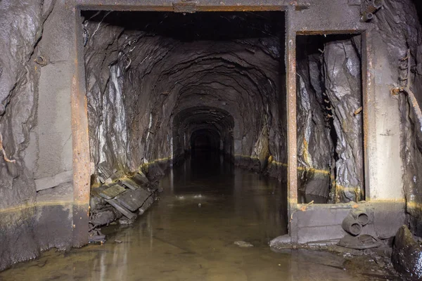 Antigua Mina Mineral Hierro Túnel Subterráneo Inundado Agua Madera — Foto de Stock