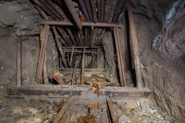 Túnel Mina Minério Ferro Abandonado Subterrâneo Com Madeira Desmoronada — Fotografia de Stock