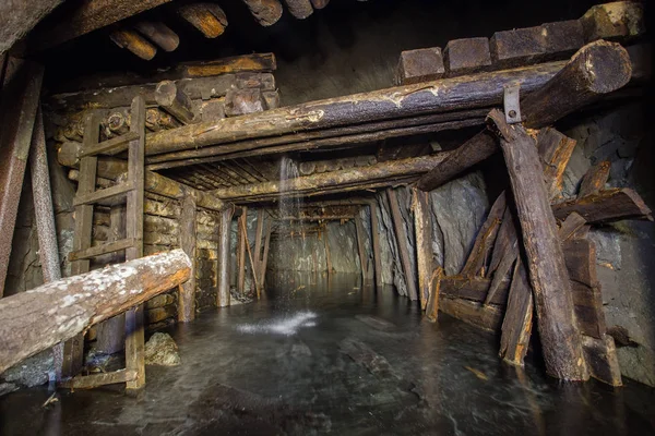 Antigua Mina Mineral Hierro Túnel Subterráneo Inundado Agua Madera — Foto de Stock