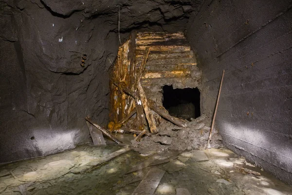 壁の停止に穴のドアと古い金鉱山地下トンネル — ストック写真