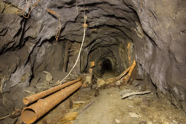 Подземный Заброшенный Шахтный Тоннель Обрушившейся Деревянной Обшивкой — стоковое фото