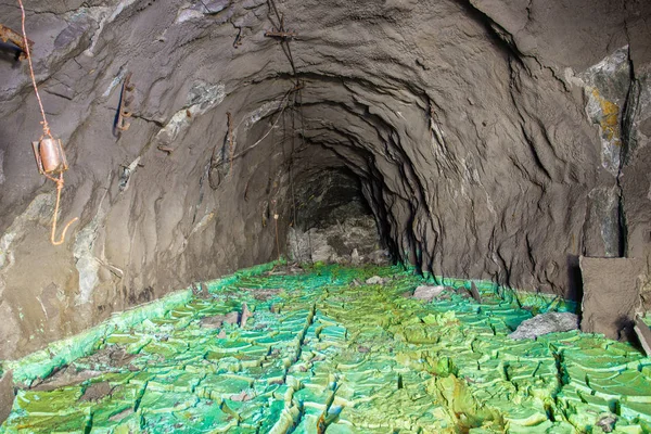 Antigua Mina Malaquita Cobre Túnel Subterráneo Con Tierra Verde — Foto de Stock