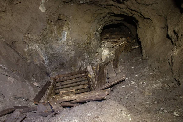 Eski Altın Yer Altı Terk Edilmiş Demir Cevheri Tüneli Çökmüş — Stok fotoğraf