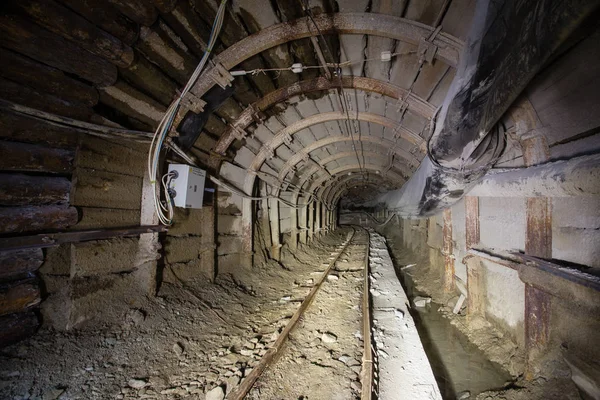 Tunnel Miniera Oro Con Rotaie — Foto Stock