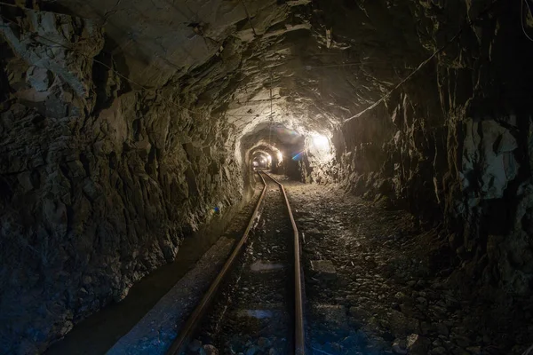 Tunel Kopalni Rudy Złota Szynami — Zdjęcie stockowe