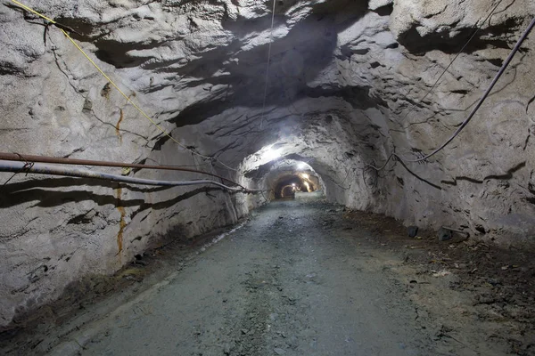 Podzemní Zlatý Důlní Tunel Unášen Světlem — Stock fotografie