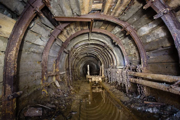 Miniera Oro Pozzo Tunnel Deriva Con Travi Legno Smeraldo Sotterraneo — Foto Stock