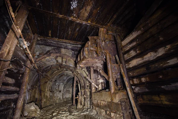 Viejo Túnel Mineral Hierro Oro Con Orechute — Foto de Stock