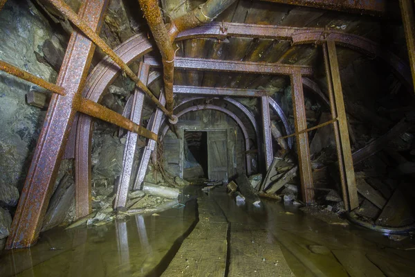 Antigua Mina Hierro Túnel Subterráneo Arco Acero Revestimiento Madera — Foto de Stock