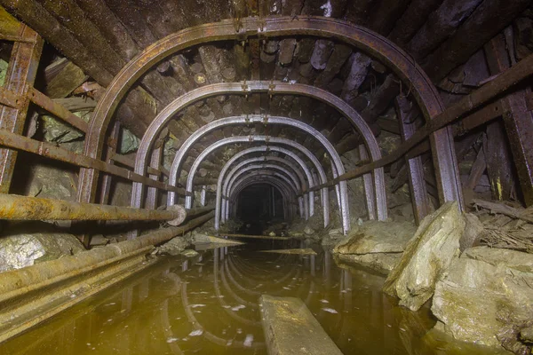 Velho Ferro Mina Túnel Subterrâneo Arco Aço Timbering Forro — Fotografia de Stock