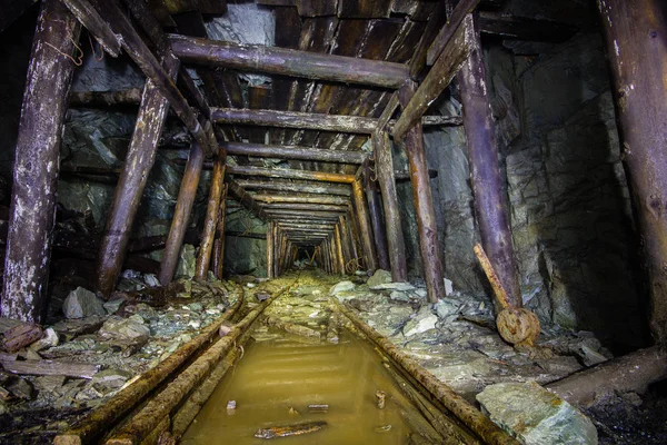 金鉱山鉱石シャフトトンネル漂流木製木材地下放棄 — ストック写真