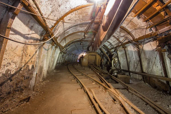 Podzemní Uhelný Důlní Tunel Unášen Kolejnicemi Světlem — Stock fotografie