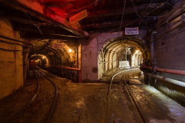 Raylı zümrüt cevheri tüneli