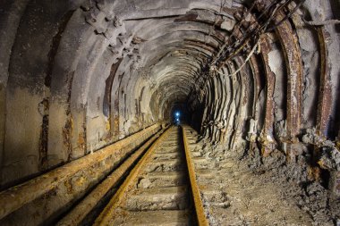 Altın madeni cevher şaft tünel yeraltı rayları ile sürüklenme