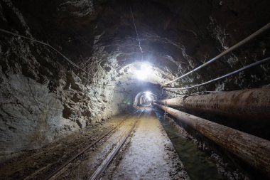 Altın madeni cevher şaft tünel yeraltı rayları ile sürüklenme