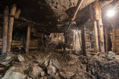 Yeraltı altın zümrüt madenleri, ahşap keresteli tünel galerisi.