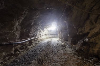 Altın madeni maden kuyusu tüneli ışıkla sürükleniyor