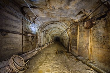 Eski demir madeni yeraltı tüneli çelik kemer ahşap astar
