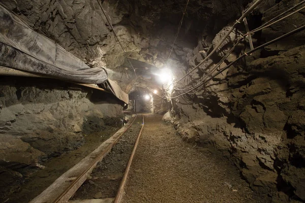 Podziemny Tunel Szybu Kopalni Złota Szynami Światłem — Zdjęcie stockowe