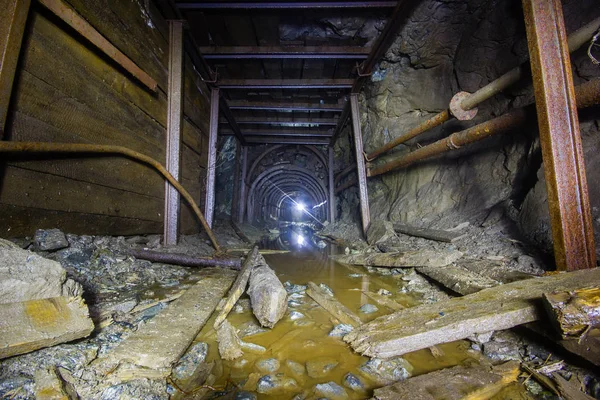 Galleria Mineraria Sotterranea Abbandonata Ferro Con Legname Legno — Foto Stock