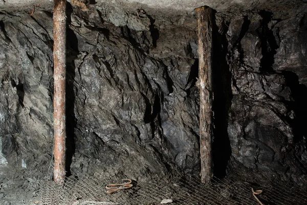 Yeraltı altın zümrüt madenleri, ahşap keresteli tünel galerisi.