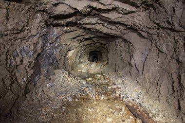 Altın madeni cevher şaft tünel sürüklenme yeraltı
