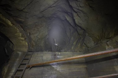 Yeraltı altın madeni tüneli siste sürükleniyor.