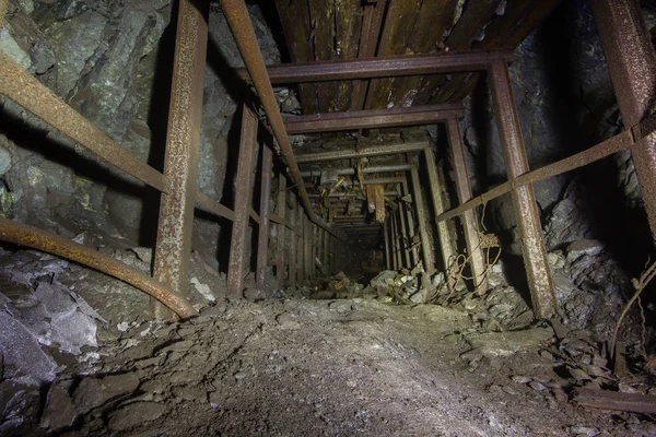 Vecchia Miniera Oro Tunnel Sotterraneo Arco Acciaio Rivestimento Legno — Foto Stock