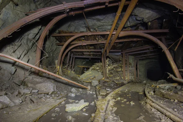 Antigua Mina Hierro Túnel Subterráneo Arco Acero Revestimiento Madera —  Fotos de Stock