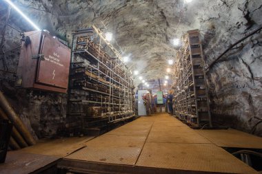 Yeraltı altın cevheri maden kuyusu tüneli elektrik odası