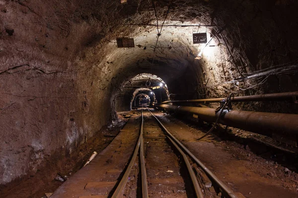 Podzemní Zlatá Železná Ruda Šachta Tunel Chodba Světlem — Stock fotografie