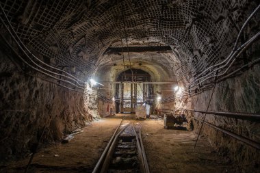 Yeraltı altın cevheri maden kuyusu tüneli tüneli geçidi