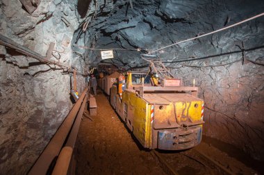 Yeraltı maden tünelinde elektrikli lokomotif