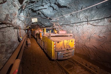 Yeraltı maden tünelinde elektrikli lokomotif