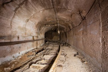 Yeraltı altın demir cevheri maden şaft tünel galeri geçit