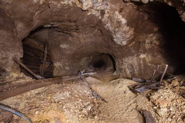 Underground altın bakır cevheri madeni şaft tünel Galeri geçit çökmüş rustik ahşap ile terk