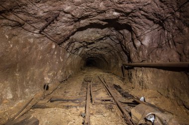 Underground altın bakır cevheri maden şaftı tünel Galeri geçit raylar ile terk