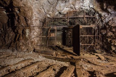 Underground altın bakır cevheri madeni şaft tünel Galeri geçişi kafes ile terk