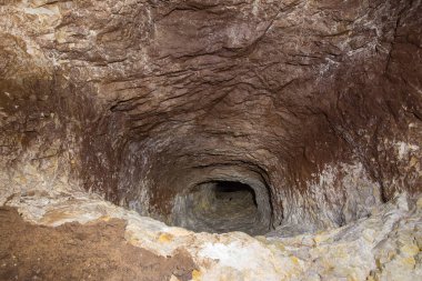 Underground altın bakır cevheri madeni şaft tünel Galeri geçit eğilmek terk