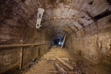 Underground altın bakır cevheri maden şaftı tünel Galeri geçit terk