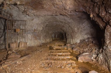 Underground altın bakır cevheri maden şaftı tünel Galeri geçit terk
