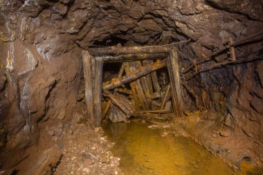 Underground altın bakır cevheri madeni şaft tünel Galeri geçit çökmüş rustik ahşap ile terk