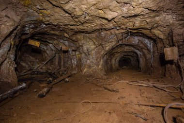 Underground altın bakır cevheri madeni şaft tünel Galeri geçit çökmüş rustik ahşap ile terk