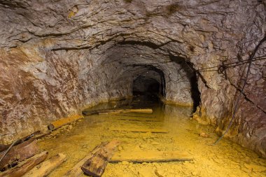 Underground altın bakır cevheri maden şaftı tünel Galeri geçit sular altında su ile terk