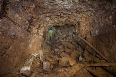 Underground ahşap Daralt kereste ile altın bakır cevheri madeni şaft tünel Galeri geçit terk